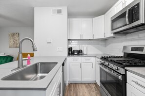 Apartment | 1 bedroom, WiFi - Stylish 1BR Near UT Highland Evonify (Austin)