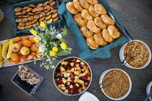 Free daily continental breakfast 