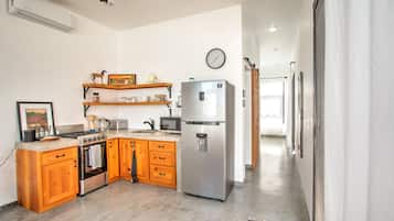 Frigorifero, microonde, forno, piano cottura