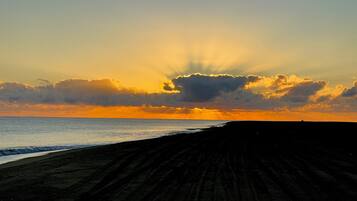 Una spiaggia nelle vicinanze, lettini da mare, teli da spiaggia