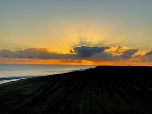 Beach nearby, sun-loungers, beach towels