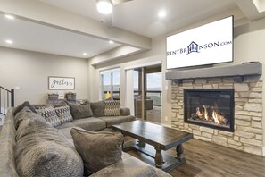 Smart-TV, Kamin, Videospiele, DVD-Player