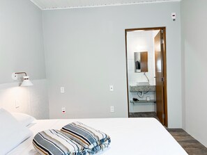 Quarto casal standard, 1 cama Queen, para não fumantes, vista para a montanha | Wi-Fi de cortesia, roupa de cama