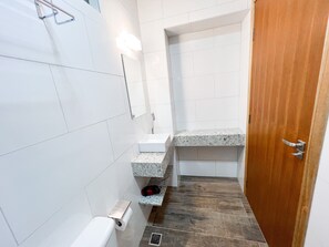 Quarto casal standard, 1 cama Queen, para não fumantes, vista para a montanha | Wi-Fi de cortesia, roupa de cama