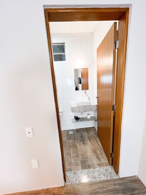 Quarto casal standard, 1 cama Queen, para não fumantes, vista para a montanha | Wi-Fi de cortesia, roupa de cama