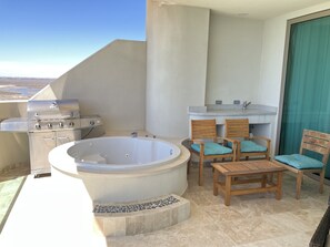 Outdoor spa tub