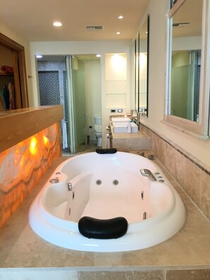 Ducha, bañera de hidromasaje, toallas