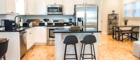 Refrigerador, microondas, horno y parrilla de estufa