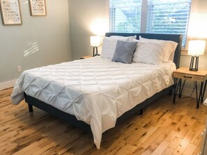 2 bedrooms, desk, iron/ironing board, WiFi - Updated Downtown Raleigh Bungalow (Raleigh)