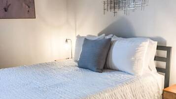 2 bedrooms, desk, iron/ironing board, WiFi