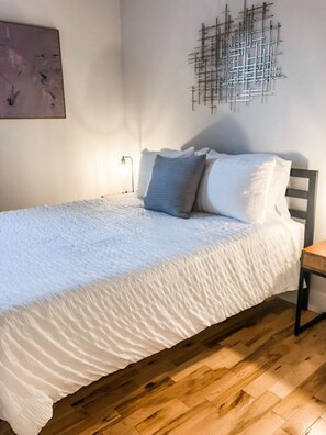 2 bedrooms, desk, iron/ironing board, WiFi