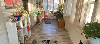 Broadway Retreat. Hot Springs County State Park and Pools are five minutes away.