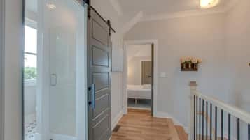 3 bedrooms, desk, iron/ironing board, WiFi