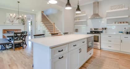 Beautiful Country Farmhouse - Historic Franklin