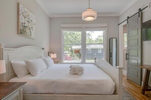 3 bedrooms, desk, iron/ironing board, WiFi - Beautiful Country Farmhouse - Historic Franklin (Franklin)