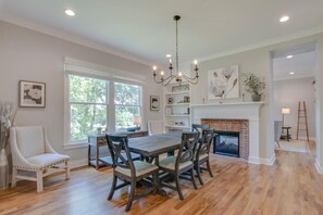 Dining - Beautiful Country Farmhouse - Historic Franklin (Franklin)