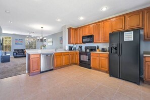 Køleskab, mikrobølgeovn, ovn, kogeplade