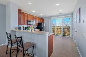 Een koelkast, een microgolfoven, een oven, een kookplaat