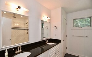 Dusche, Haartrockner, Handtücher, Shampoo