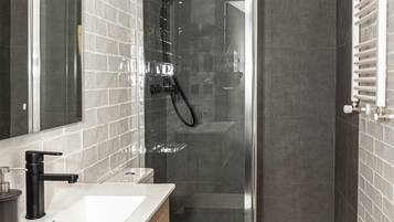 Business tweepersoonskamer, 2 slaapkamers | Badkamer | Een douche, een haardroger, handdoeken, zeep