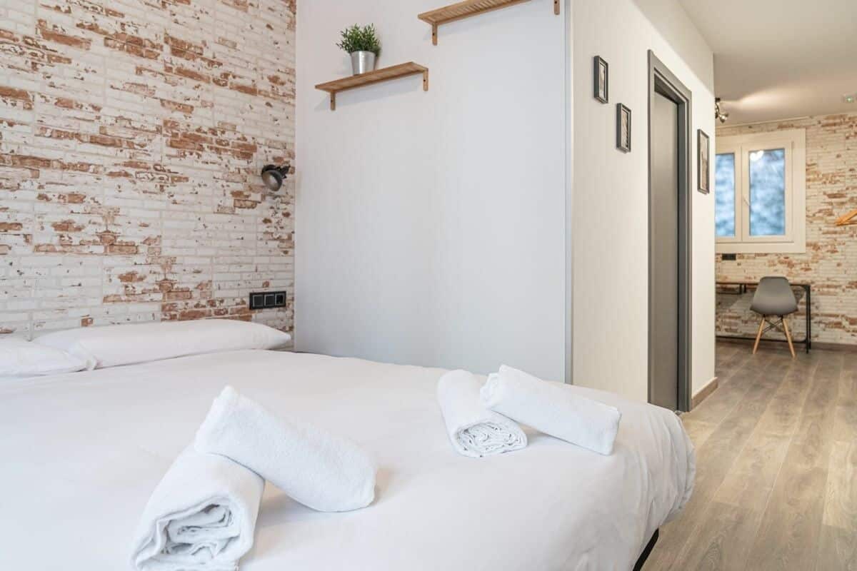 City Triple Room, 5 Bedrooms | Desk, laptop workspace, free WiFi, bed sheets