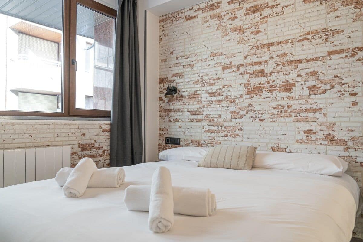 Business Double Room, 3 Bedrooms | Desk, laptop workspace, free WiFi, bed sheets