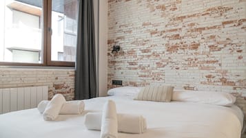 Business tweepersoonskamer, 3 slaapkamers | Een bureau, een laptopwerkplek, gratis wifi, beddengoed