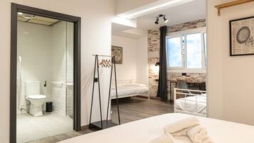 Habitación cuádruple familiar, 6 habitaciones | Escritorio, espacio para trabajar con un portátil, wifi gratis