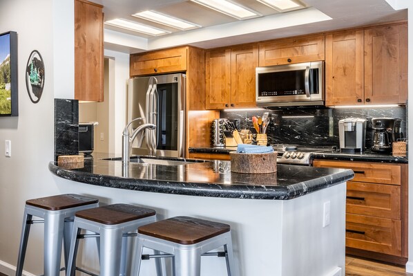 Een koelkast, een magnetron, een oven, een kookplaat