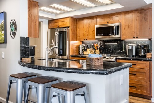 Ski in Ski Out 3 Bedrm 3 Bath fully remodeled Sierra Megeve #5 Condo Steps to Canyon Lodge Sleeps 8