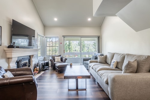 Ski in Ski Out 3 Bedrm 3 Bath fully remodeled Sierra Megeve #5 Condo Steps to Canyon Lodge Sleeps 8