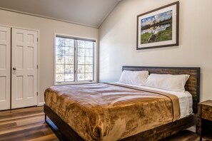 3 slaapkamers, een strijkplank/strijkijzer, gratis wifi, beddengoed