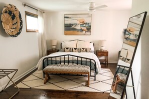 3 bedrooms, iron/ironing board, WiFi, bed sheets - Port Bay Modern Lake House (Huron)