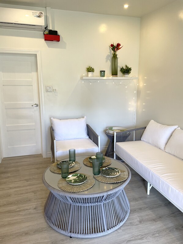 TV - Modern 1-bed Condo in Sunset Crest, 5 min to Beach (Holetown)