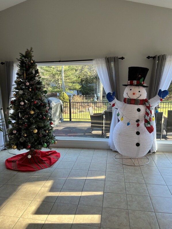 A room with a Christmas tree and a snowman decoration. - House in Mt Pocono, hot tub, arcade, ski & golf near by. (Mount Pocono)