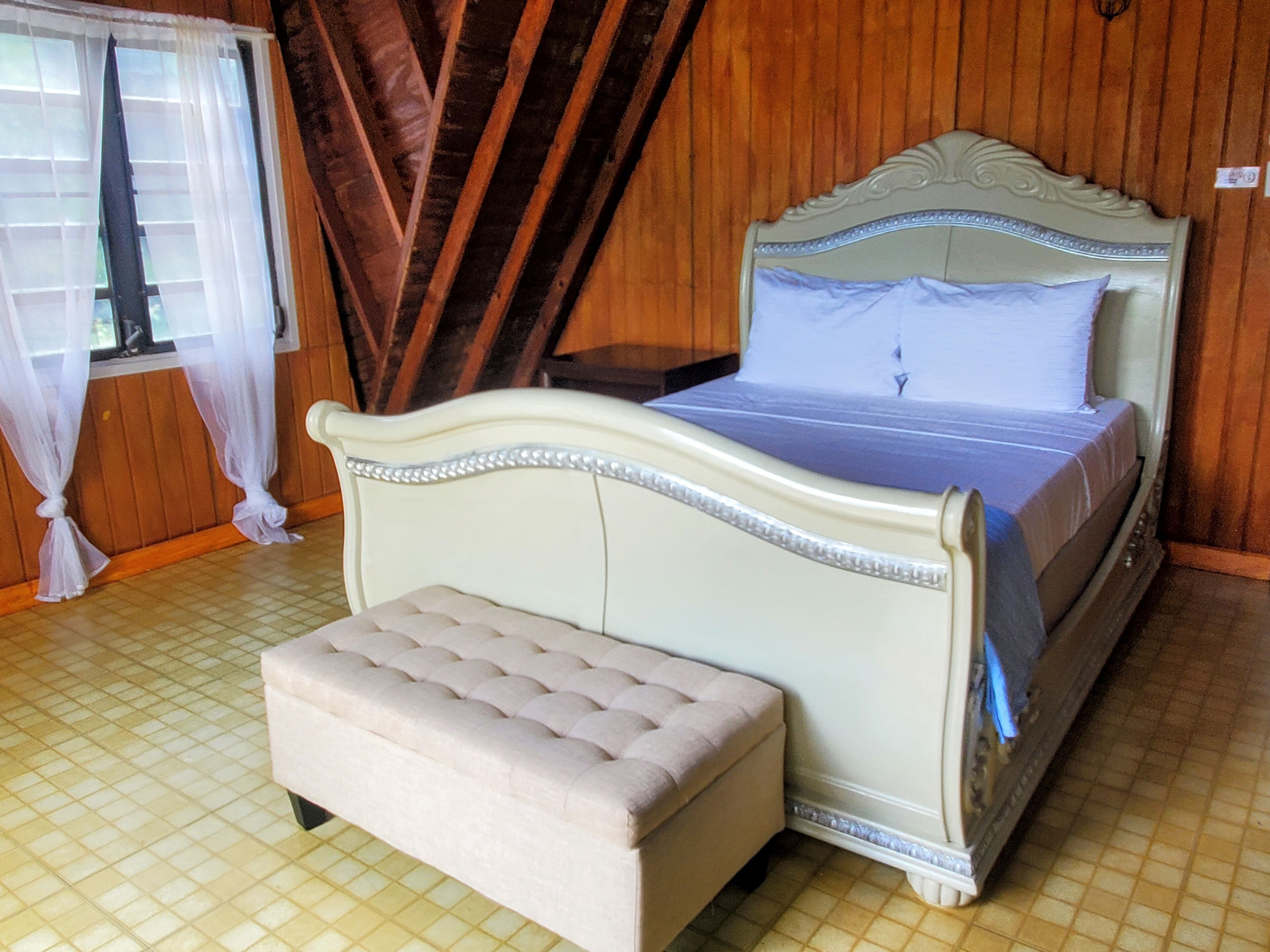 4 bedrooms, desk, iron/ironing board, travel crib