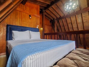 4 habitaciones, escritorio y tabla de planchar con plancha 