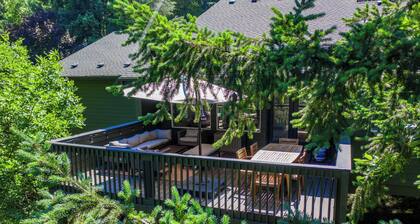 Stylish Mountaintop Treehouse 8 Min from UofO