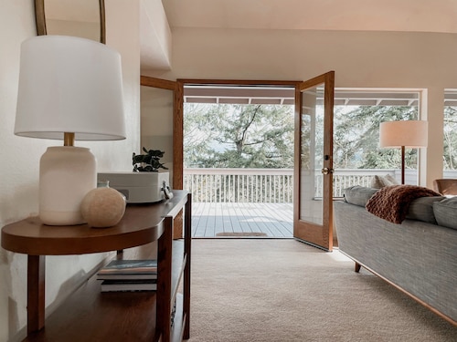 Stylish Mountaintop Treehouse 8 Min from UofO