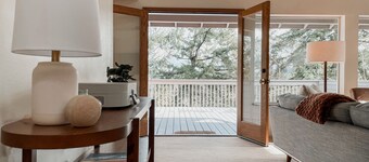 Stylish Mountaintop Treehouse 8 Min from UofO