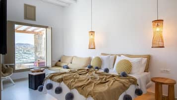 Deluxe Suite, Hot Tub, Sea View (Sofa bed/single use) | Pengeskab på værelset, mørklægningsgardiner, lydisolering