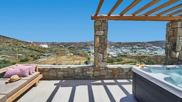 Deluxe Suite, Hot Tub, Sea View (Sofa bed/single use) | Caja fuerte, cortinas opacas, sistema de insonorización