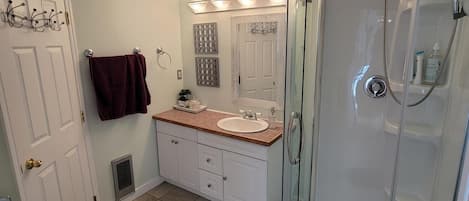 Douche, sèche-cheveux, serviettes fournies, savon