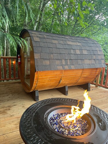 Barrel sauna, two plug-play hot tubs ,pool table Mt View private trail to river 