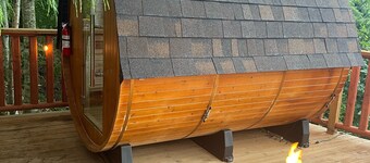 Barrel sauna, two plug-play hot tubs ,pool table Mt View private trail to river