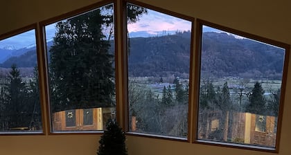 Barrel sauna, two plug-play hot tubs ,pool table Mt View private trail to river