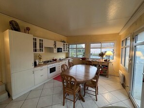 Een koelkast, een microgolfoven, een oven, een vaatwasser