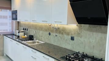 Réfrigérateur, micro-ondes, four, plaque de cuisson