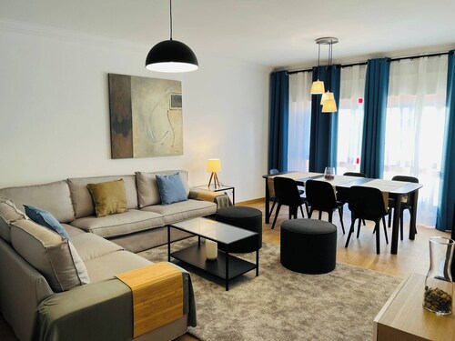 Beautiful Apartment - Family and Group of Friends