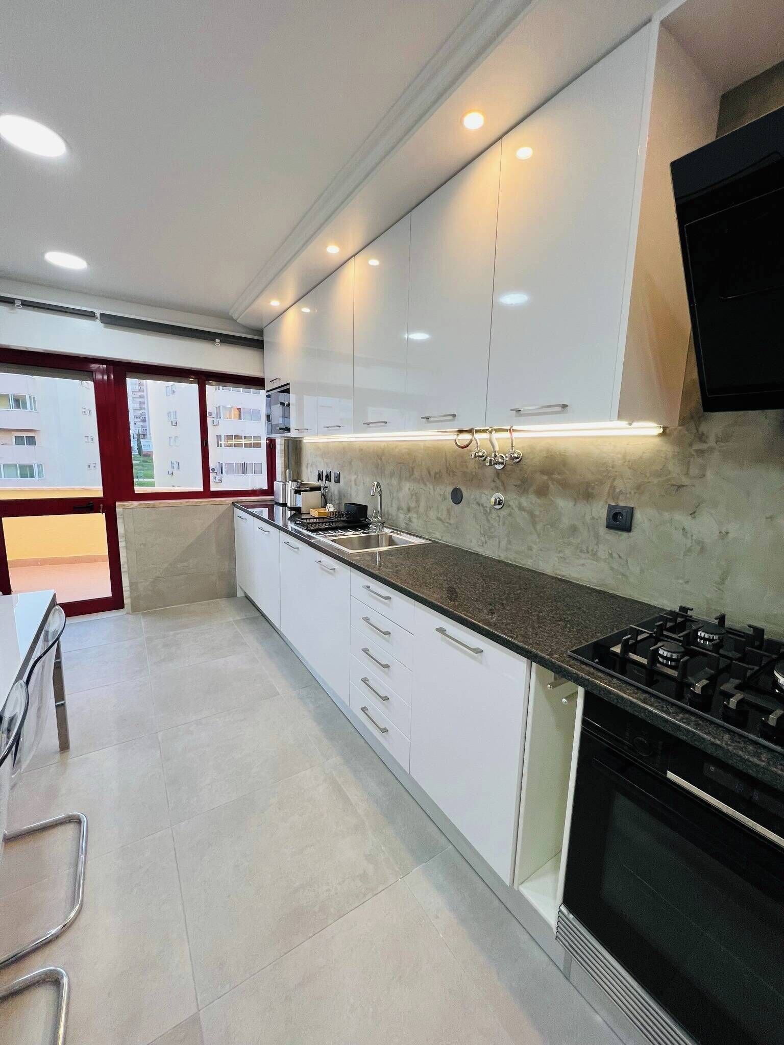 Een koelkast, een magnetron, een oven, een kookplaat